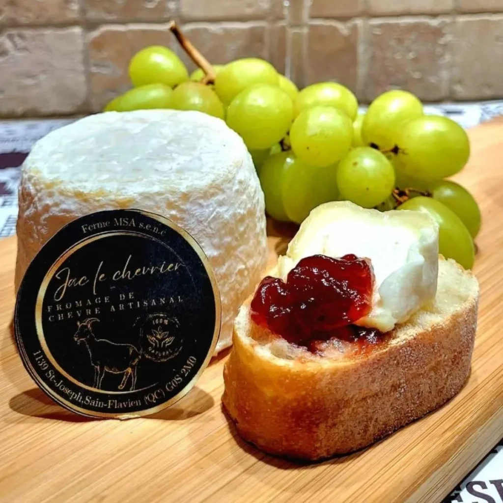 Fromage de chèvre, pain et raisins verts
