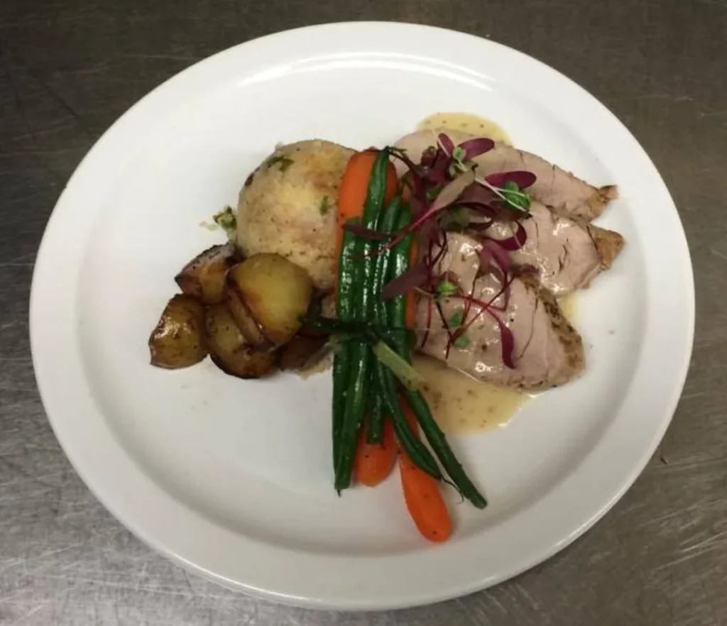 Assiette de rôti, légumes et pommes de terre