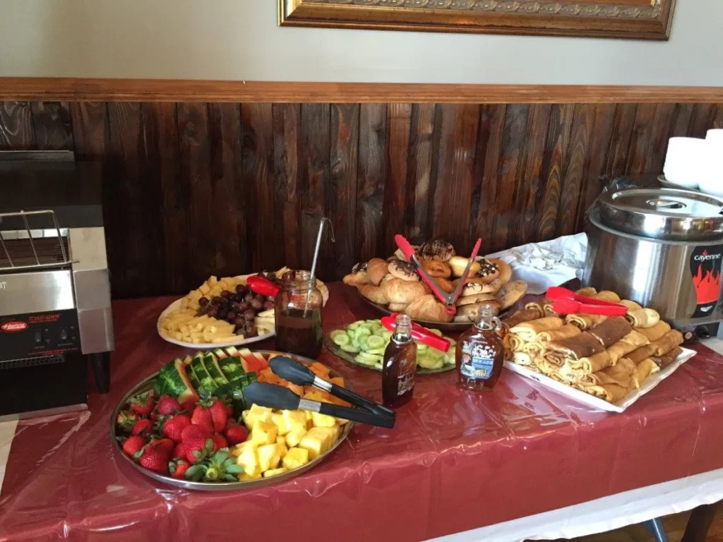 Buffet avec fruits, crêpes et viennoiseries variées