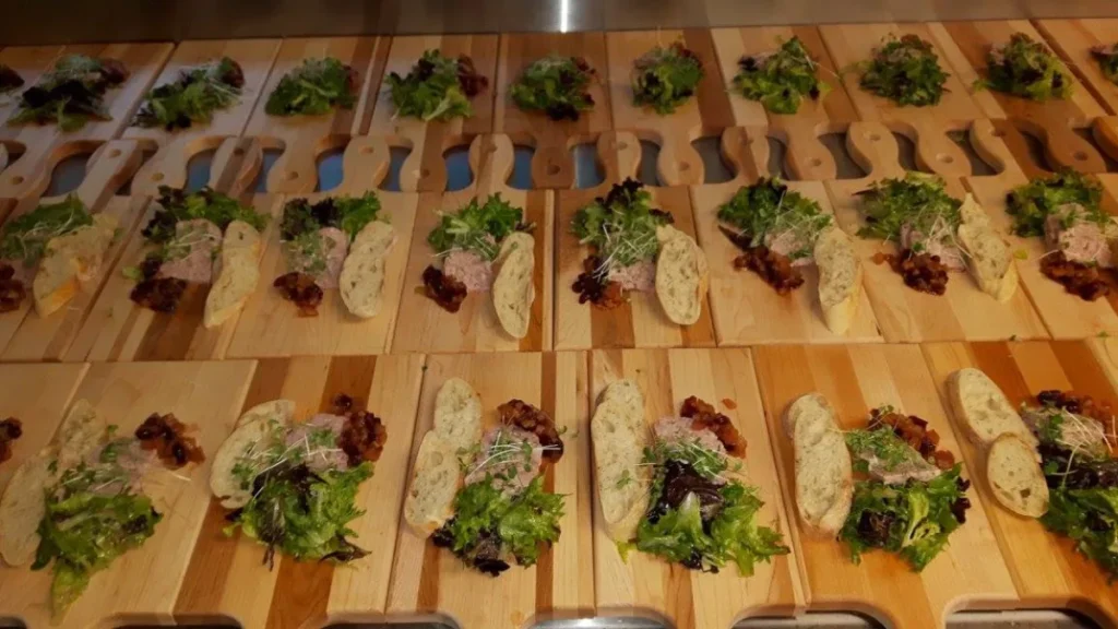 Planches en bois avec salade et tartines