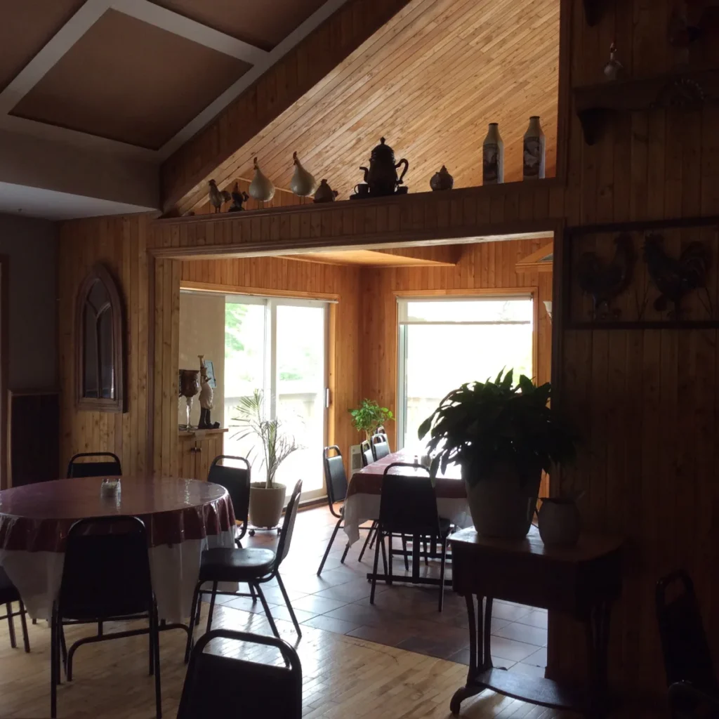 Salle à manger rustique en bois avec tables