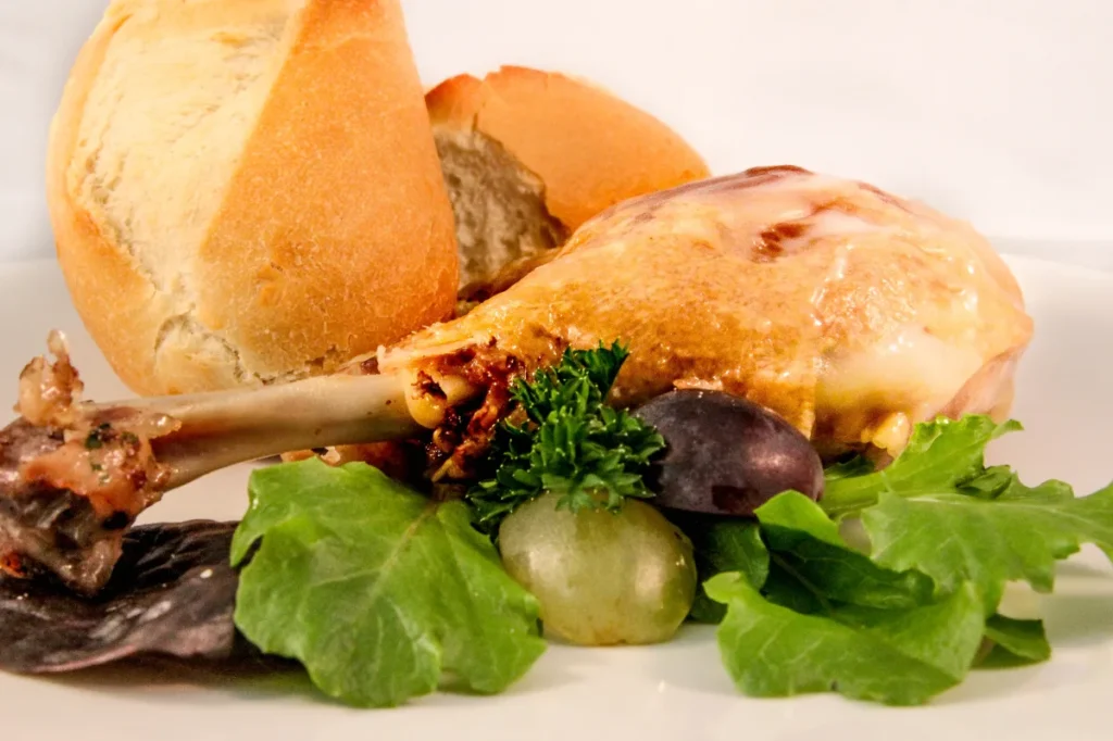 Cuisse de poulet rôtie avec salade et pain