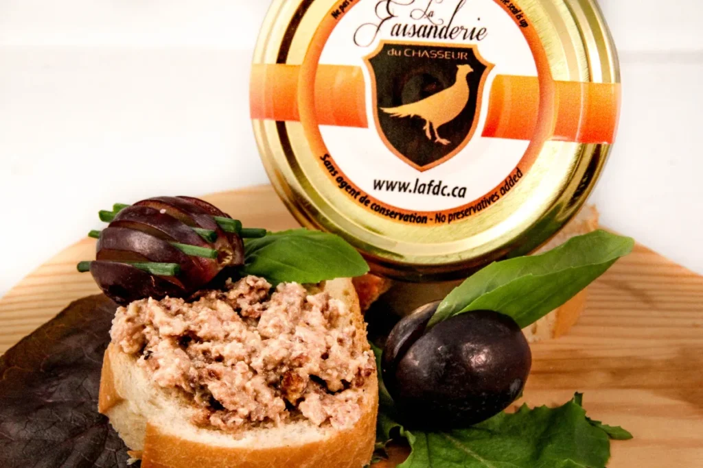Tartine de pâté aux olives sur planche