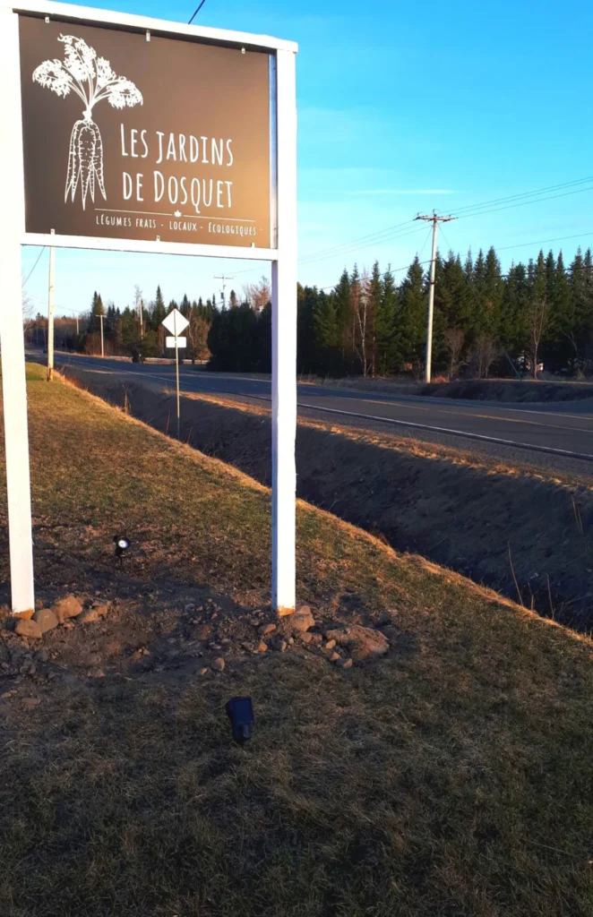 Panneau Les Jardins de Dosquet en bord de route