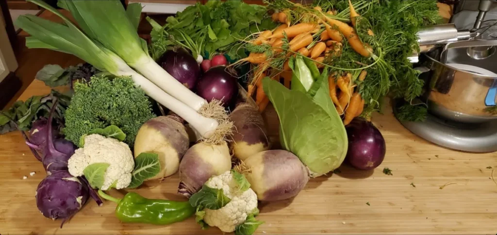 Assortiment de légumes frais sur plan de travail