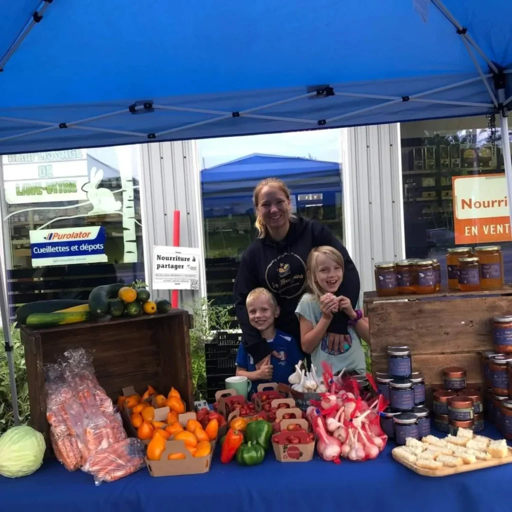 Famille derrière étal de légumes au marché