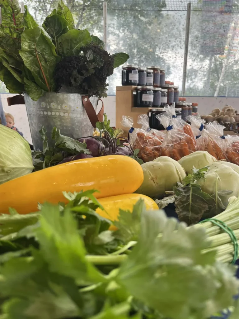Étal de marché avec légumes frais variés