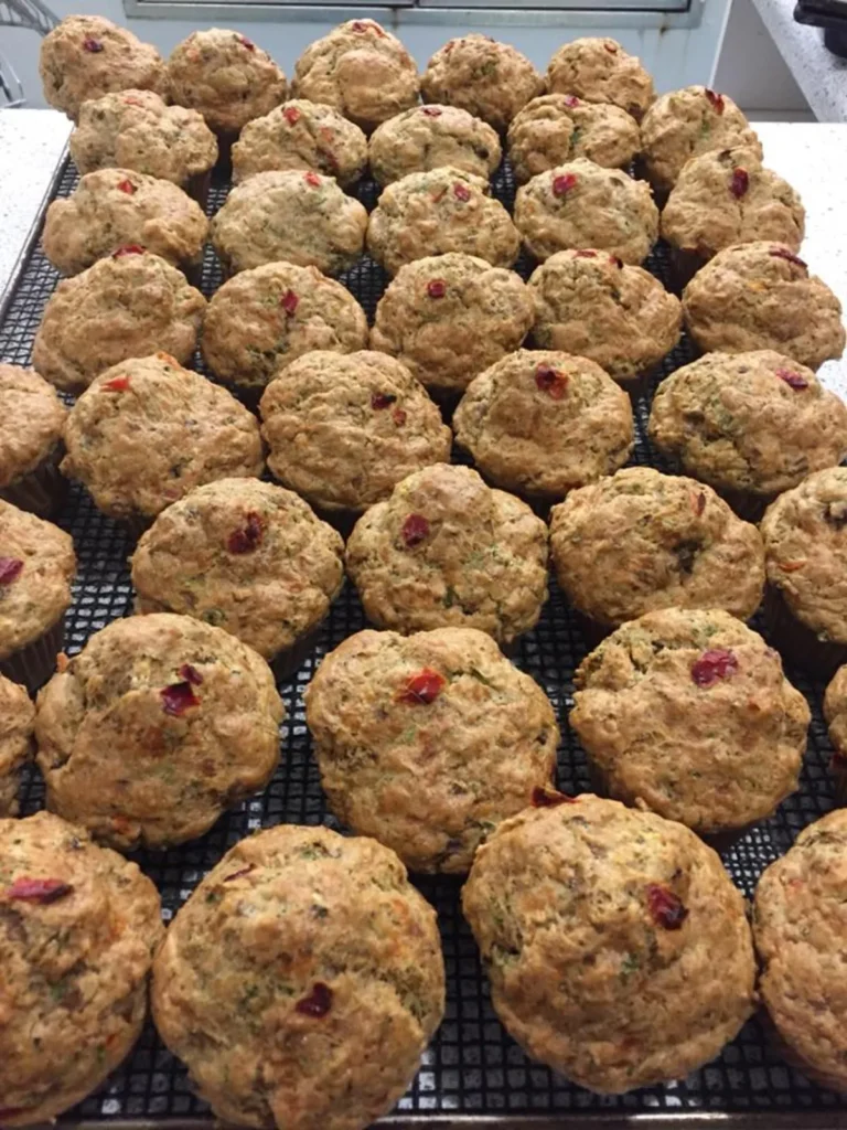 Muffins salés aux légumes sur grille