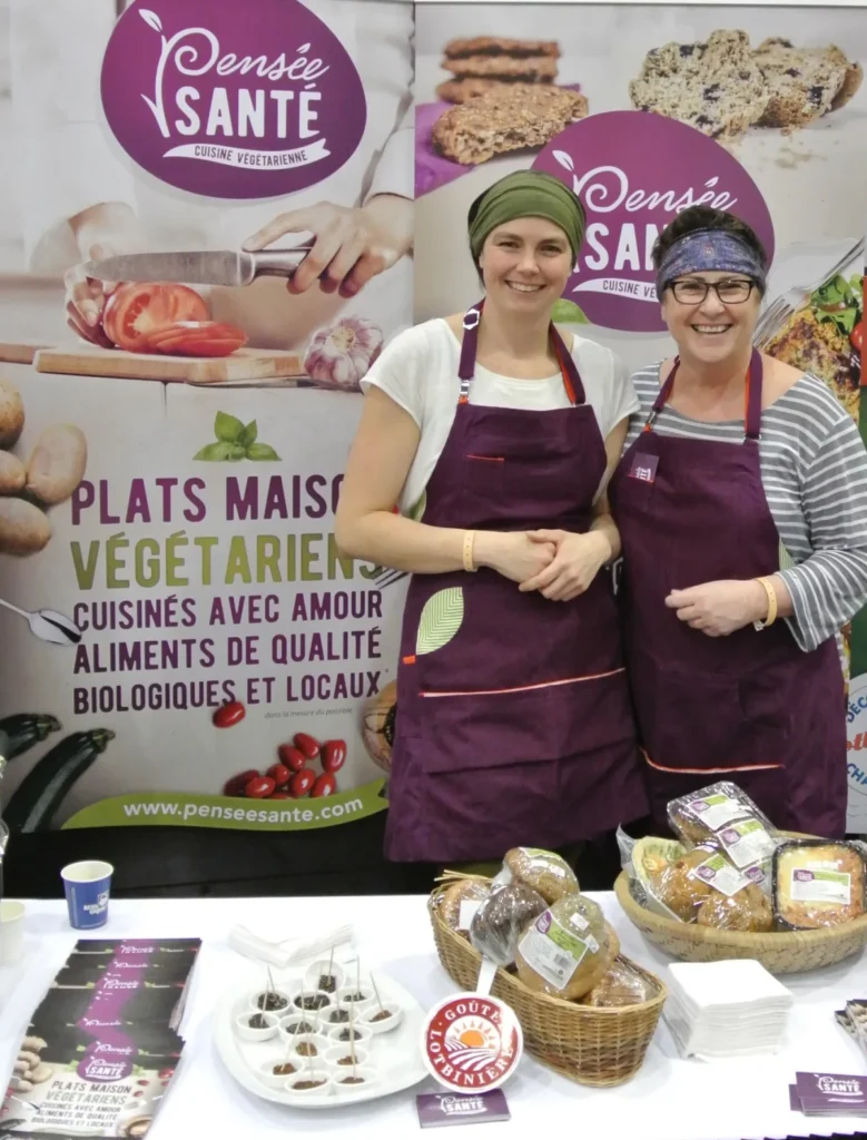 Deux femmes au stand cuisine végétarienne Pensée Santé