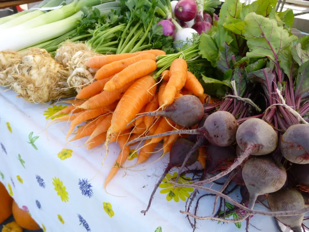 Légumes frais variés sur une table de marché