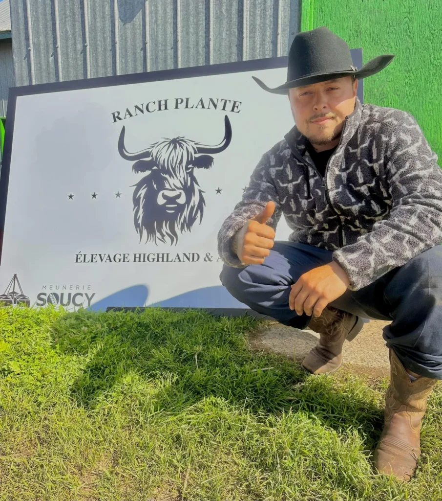 Homme en chapeau cowboy devant panneau Ranch Plante