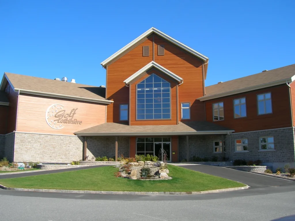 Façade du club-house du Golf L'Orbilière