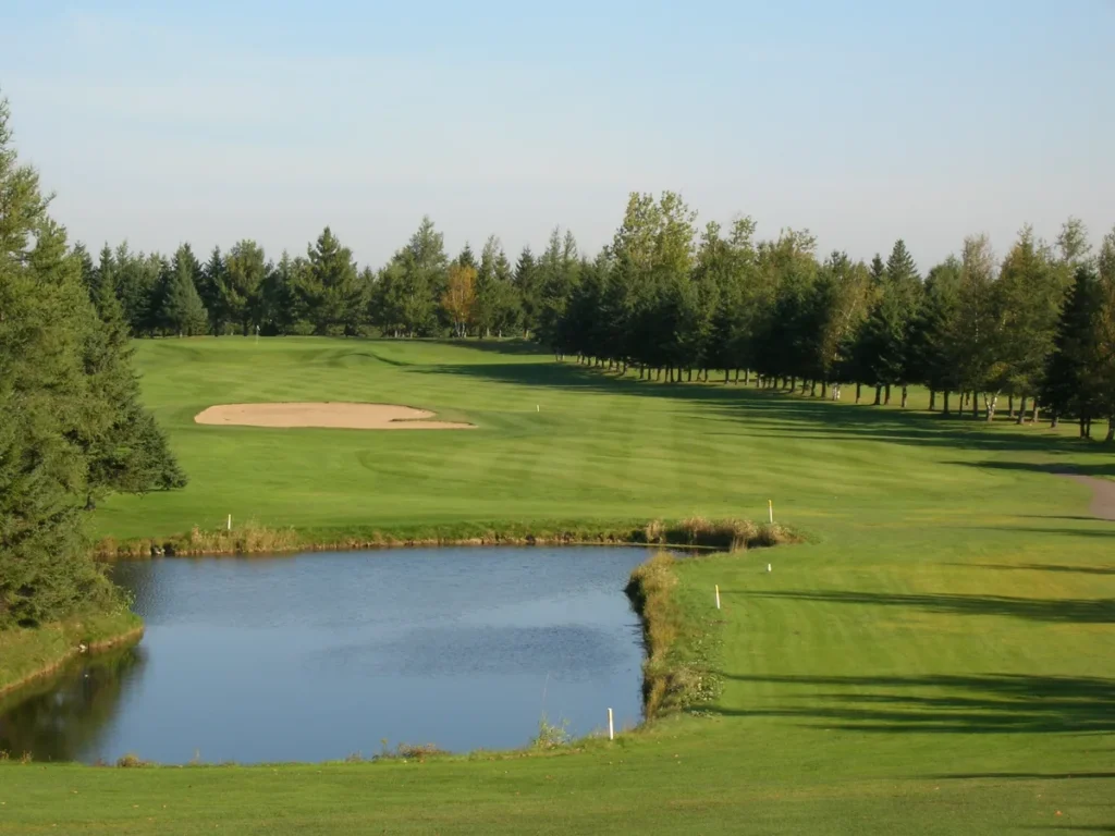 Parcours de golf avec étang et bunker