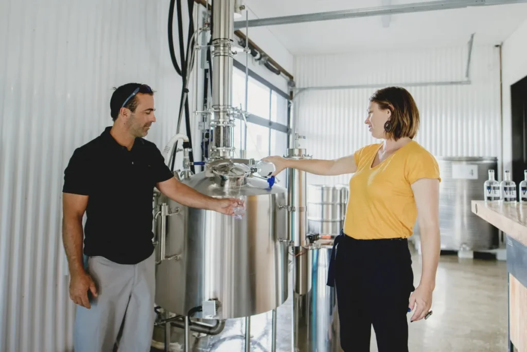 Dégustation d’alcool dans une distillerie artisanale