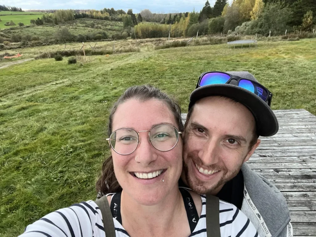 Couple souriant en selfie dans la campagne verdoyante