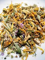 Mélange de fleurs et herbes séchées colorées