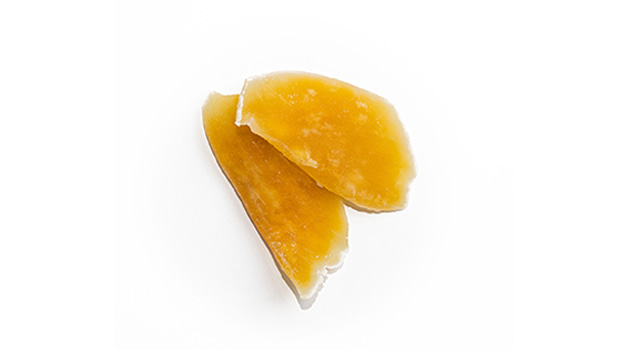 Tranches de mangue séchée sur fond blanc