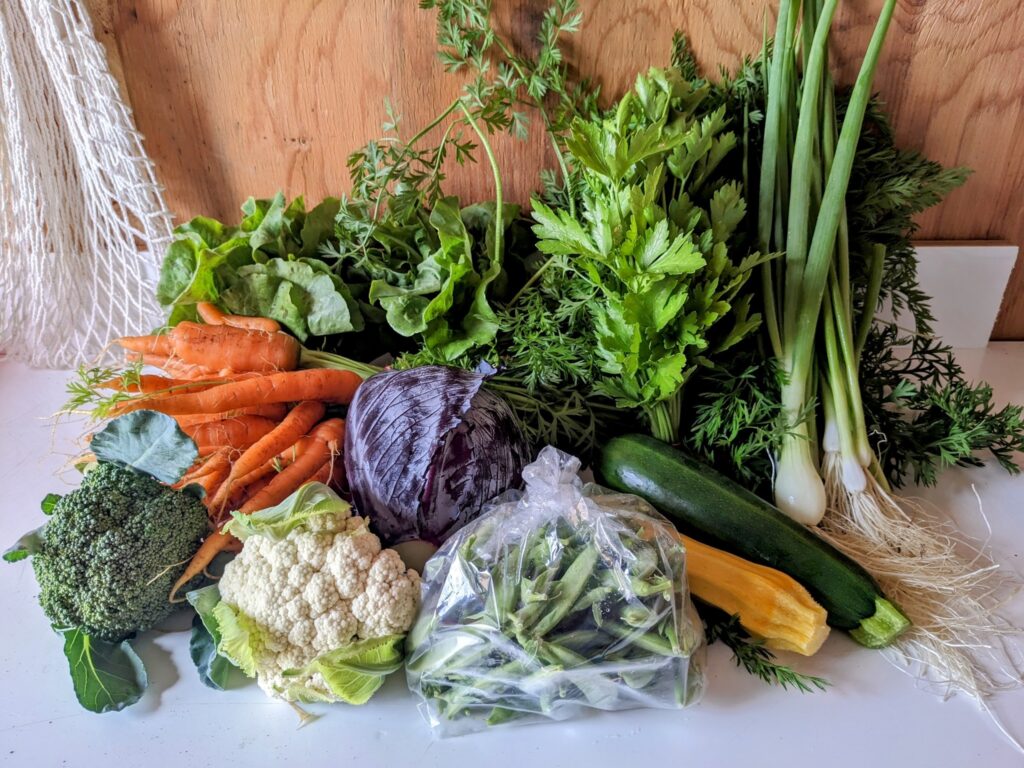 Assortiment de légumes frais variés sur table
