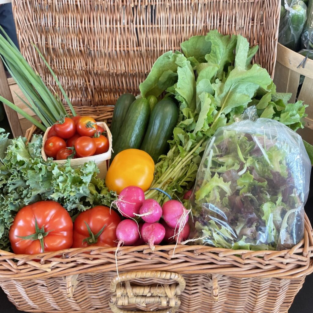 Panier de légumes frais variés du marché